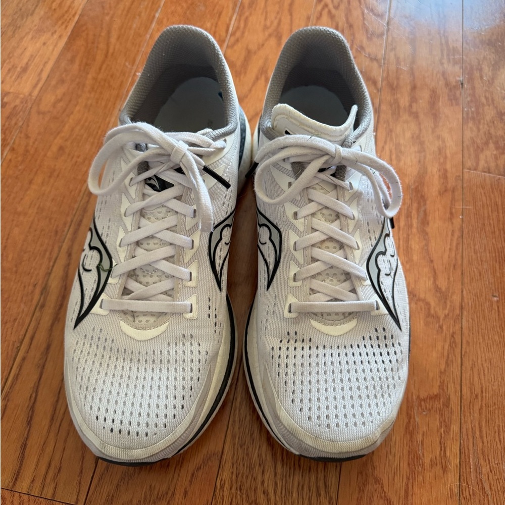 Women’s Saucony endorphin speed 3 size 10.5